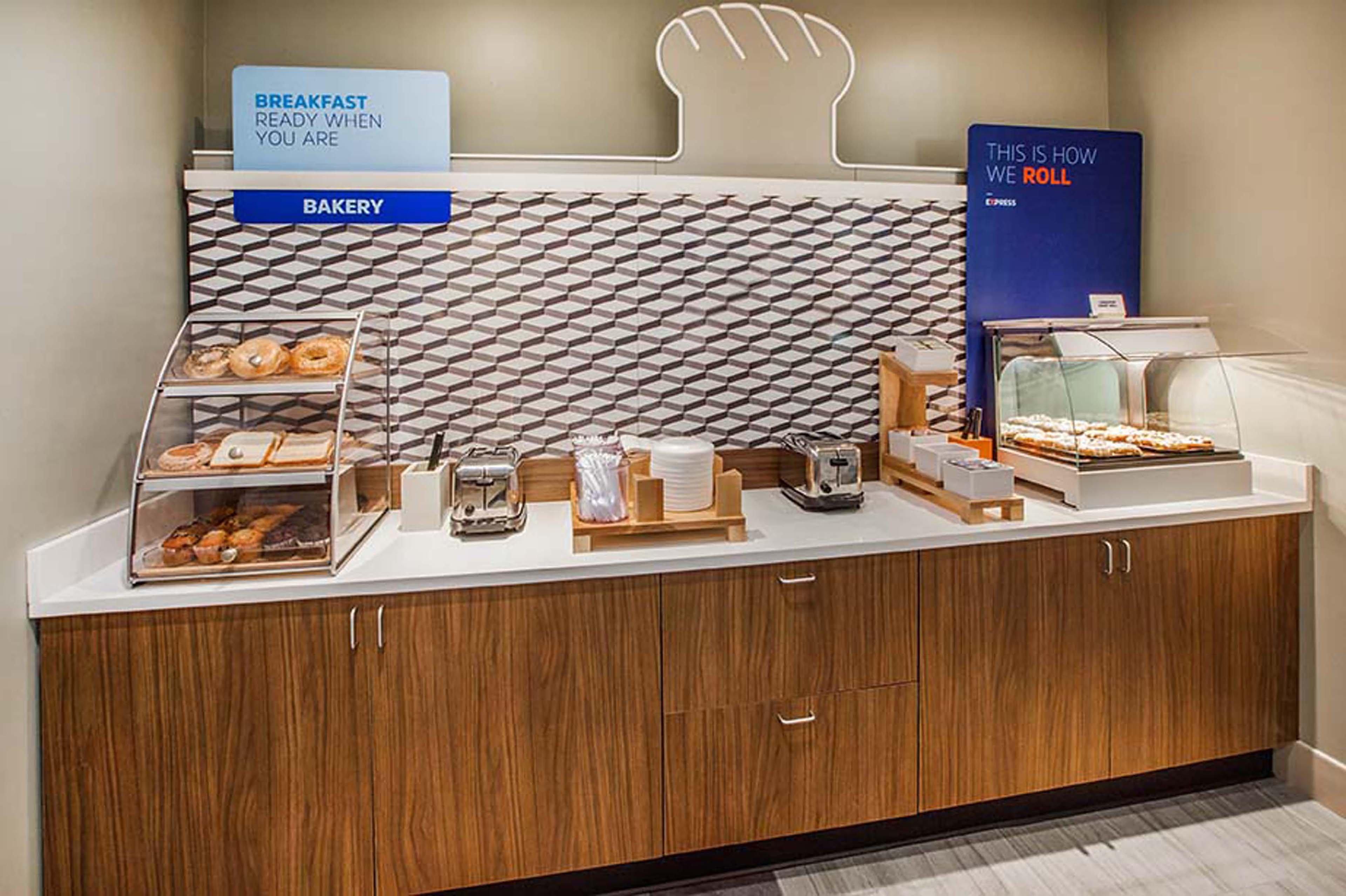Holiday Inn Express & Suites - Boston South - Randolph By Ihg Ngoại thất bức ảnh